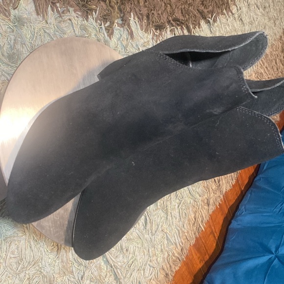 NWOT STEVE MADDEN BLACK SUEDE ROOKIE BOOTIE - Picture 4 of 16